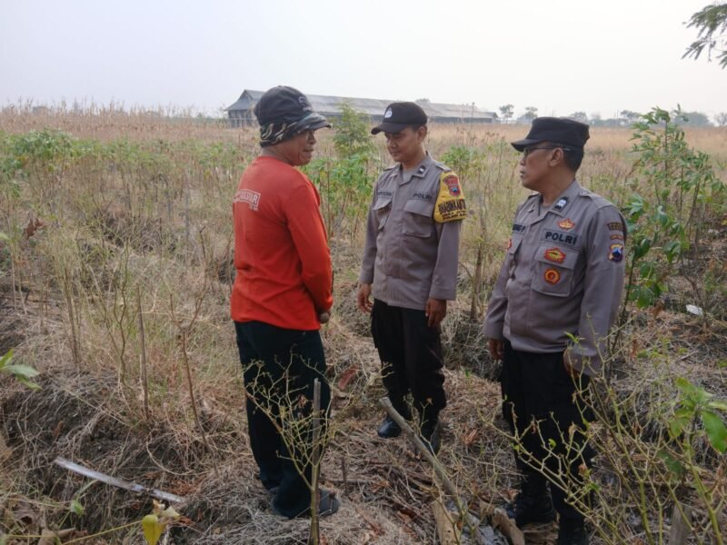 foto: Personel Polsek Suradadi Polres Tegal saat memberikan edukasi dan mitigasi Karhutla kepada pemerintah desa dan masyarakat Desa Jatimulya, Kecamatan Suradadi TargetNews.ID/Istimewah