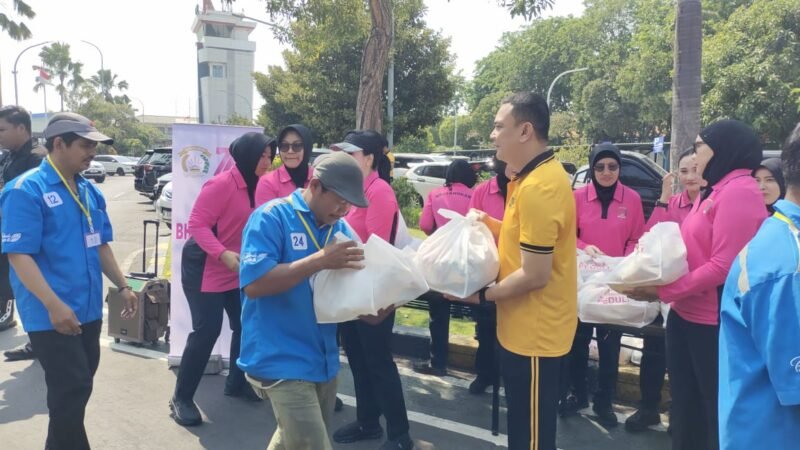 Kapolres Pelabuhan Tanjung Perak AKBP Irwan Kurniawan bersama Ketua Bhayangkari Cabang Polres Pelabuhan Tanjung Perak Ny. Tiwi Irwan menyerahkan bantuan sosial kepada para portir di Terminal Gapura Surya Nusantara, Pelabuhan Tanjung Perak, Surabaya, dalam rangkaian peringatan HKGB ke-74 Tahun 2026 TargetNews.ID/Istimewah/samsul