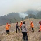 Foto: Personel Polres Probolinggo bersama tim gabungan melakukan pemadaman dan penyisiran titik api karhutla di kawasan Blok Pengol, TNBTS, Kabupaten Probolinggo, dengan dukungan armada tangki air modifikasi berkapasitas 1.000 liter TargetNews.ID/Istimewah