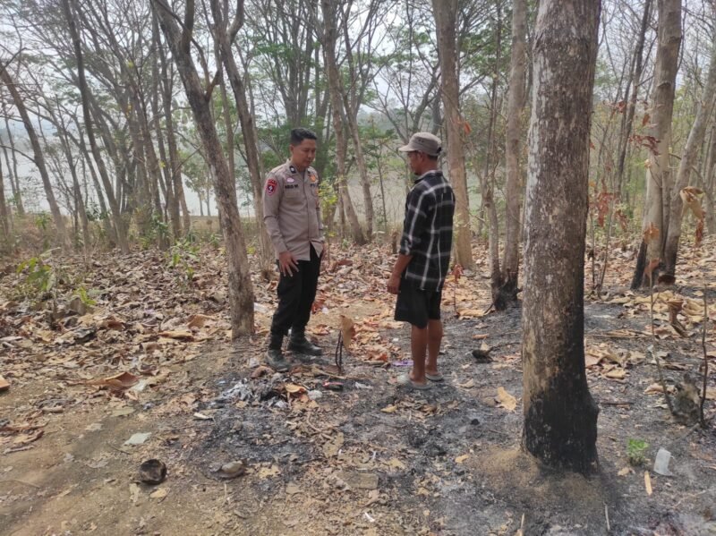 foto:
Personel Polsek Kedungbanteng memberikan edukasi kepada warga Desa Penujah terkait pencegahan kebakaran hutan dan lahan TargetNews.ID/Istimewah