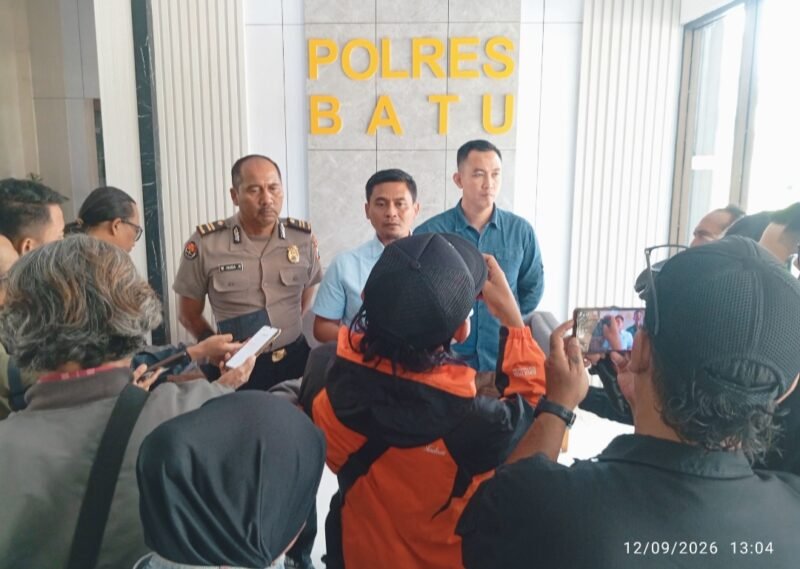 Foto ist : Kasatreskrim Polres Batu AKP Zainal Arifin.SH. dan Ps Kasi Humas M.Huda Rohman lakukan dorstop pada Media