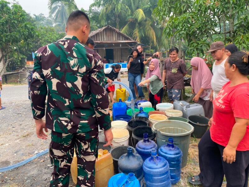 Atasi Krisis Air Bersih di Musim Kemarau, Koramil 03/Tebas Bagikan Air Bersih kepada Warga Sungai Kelambu