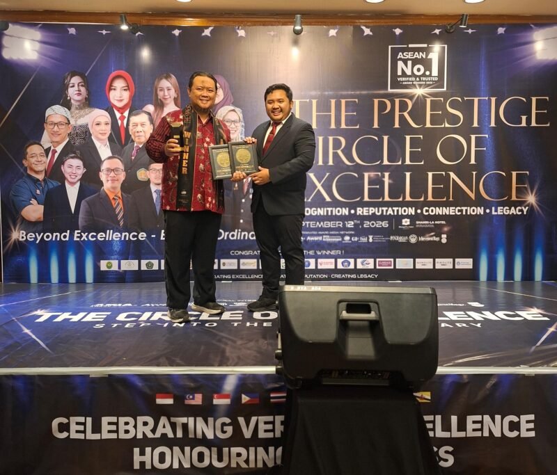 Foto: Kepala SMK Muhammadiyah 1 Surabaya, Irvandy Andriansyah, S.T., M.T., menerima dua penghargaan, Professional Excellence Award 2026 dan Outstanding Education Achievement Award 2026, dalam malam penganugerahan Achievement Magazine di Shangri-La Hotel Surabaya, Sabtu (12/9/2026).