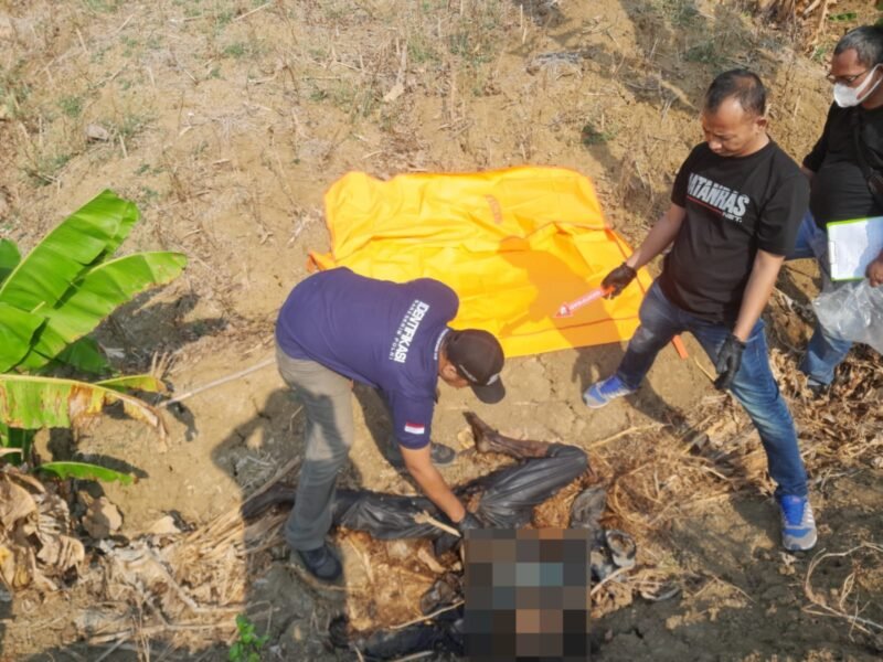 Polisi Evakuasi Jenazah Tanpa Identitas TARGETNEWS.ID/FAUZI/ISTIMEWAH