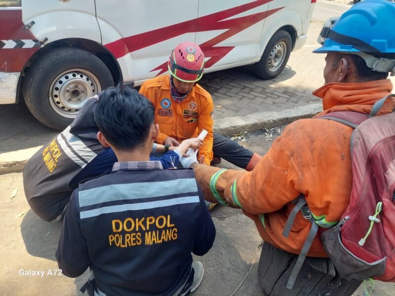 Polres Malang Tim Dokkes Jaga Kesehatan Karhutla Lereng Bromo TARGETNEWS.ID/SAMSUL/ISTIMEAH