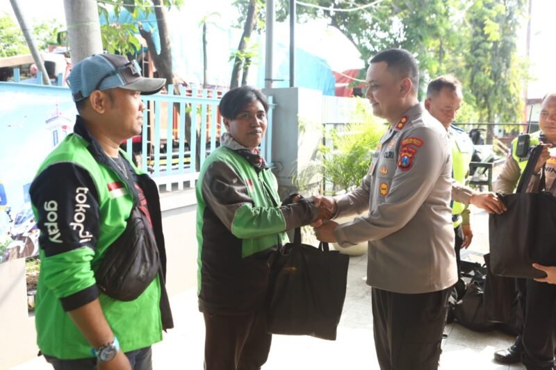 HUT Lalu Lintas ke-71, Polres Tanjung Perak Salurkan Bansos dan Rangkul Ojol
