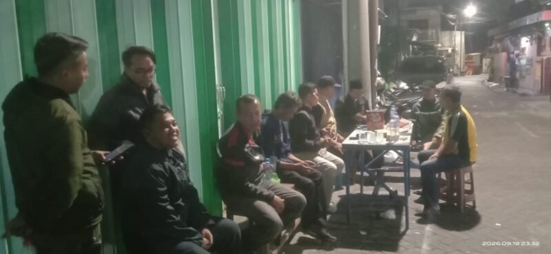 Foto: Lurah Bongkaran Ilham Sampurno bersama jajaran dan warga saat menyambangi kegiatan Siskamling di Pos Kamling RT 01 RW 06, Semut Kalimir, Surabaya, Sabtu malam (19/9/2026).