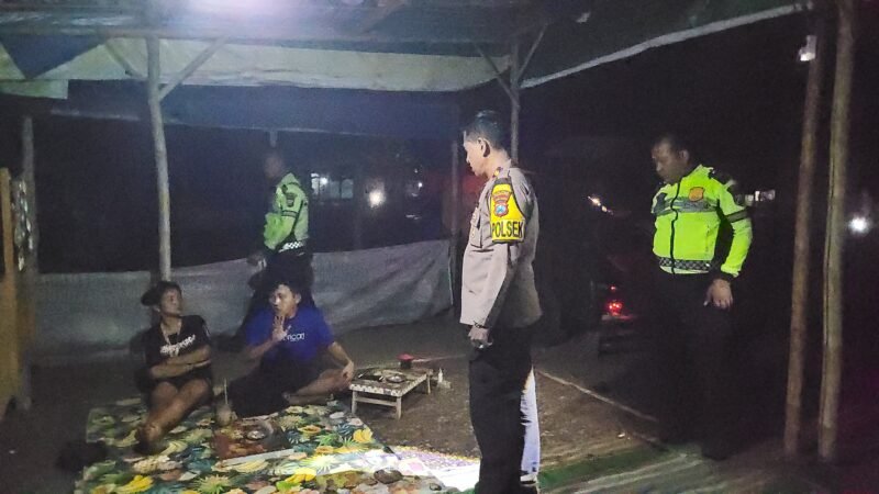Personel Polsek Mojoagung saat melaksanakan patroli malam dan menyambangi warga serta pemilik warung di kawasan Pasar Mojoagung, Jombang, untuk menjaga situasi kamtibmas tetap aman dan kondusif.