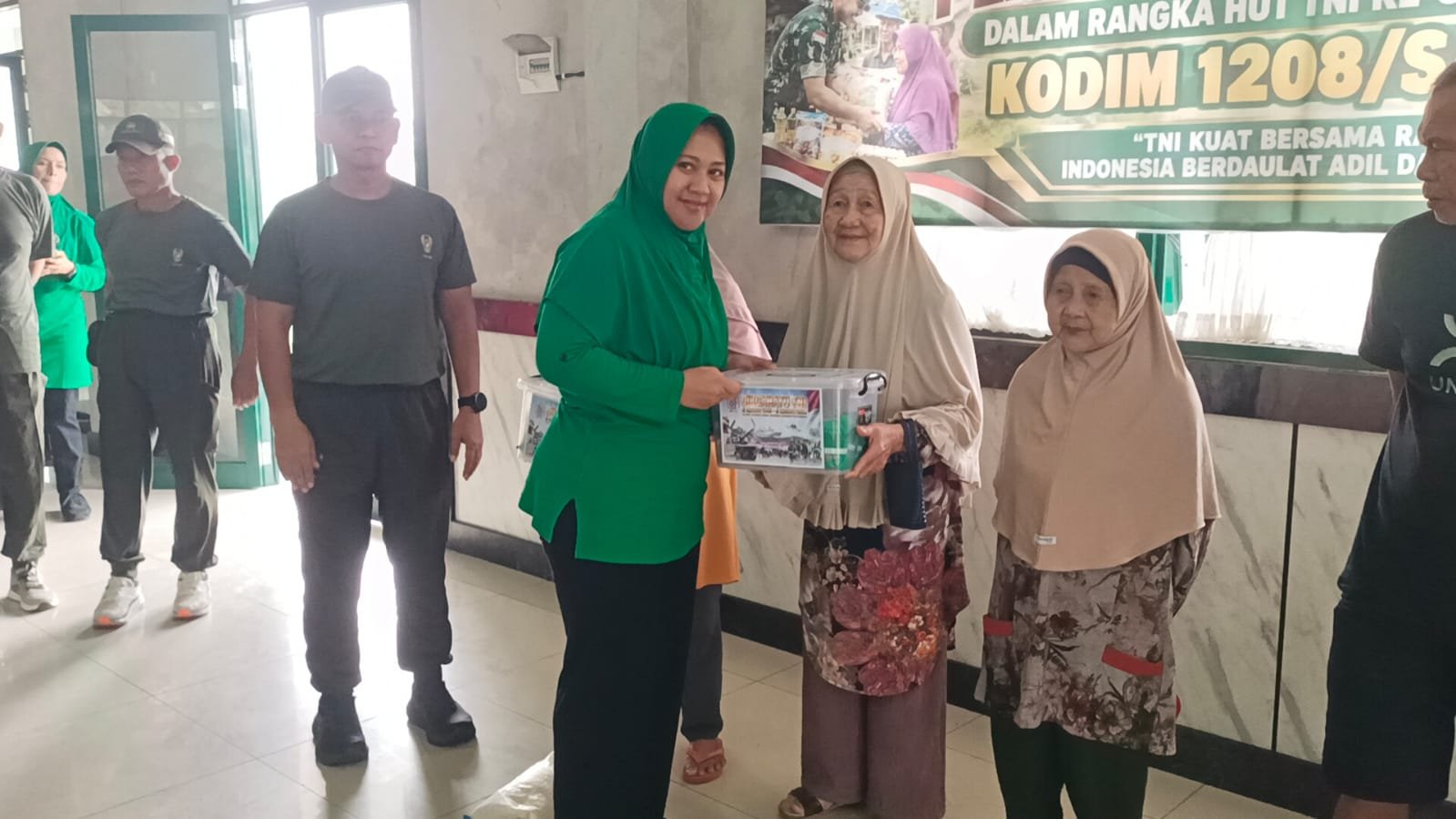 Sambut HUT ke-81 TNI, Kodim 1208/Sambas Gelar Bakti Sosial Donor Darah dan Bagi Sembako kepada Masyarakat