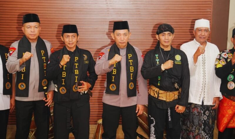 Foto: Kapolri Jenderal Polisi Listyo Sigit Prabowo saat meresmikan Balai Latihan Seni Silat PTBI sekaligus menghadiri Milad ke-3 Pesanggrahan Tjimande Banten Indonesia di Banten, Jumat (18/9/2026). Kapolri mengajak para jawara dan perguruan silat bersinergi dengan Polri menjaga kamtibmas.