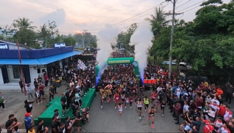 foto: Pangdam XVIII/Kasuari Mayjen TNI Christian Kurnianto Tehuteru mengibarkan bendera start Fun Run 5K dalam rangka HUT ke-81 TNI di Manokwari, Papua Barat, Sabtu (19/9/2026). Sekitar 4.000 peserta ambil bagian dalam kegiatan tersebut.
