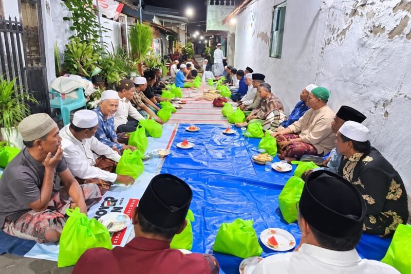 foto: Keluarga besar Samsul Arifin bersama warga dan sejumlah rekan menghadiri peringatan Maulid Nabi Muhammad SAW di kediamannya, kawasan Simolawang II Barat, Surabaya, Minggu malam (20/9/2026).