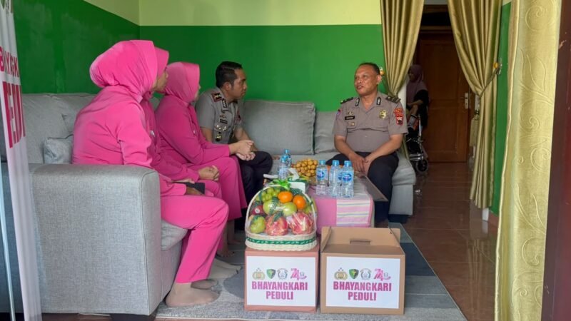 Foto: Kapolres Tegal AKBP Bayu Prasatyo bersama Ketua Bhayangkari menyerahkan bantuan sosial kepada warga penyandang disabilitas di Desa Pagerbarang, Kabupaten Tegal.