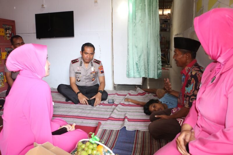 Foto: Kapolres Tegal AKBP Bayu Prasatyo bersama Ketua Bhayangkari menyerahkan bantuan uang tunai dan paket sembako kepada warga disabilitas di Desa Kemantran, Kecamatan Kramat, Kabupaten Tegal, Senin (21/9/2026).