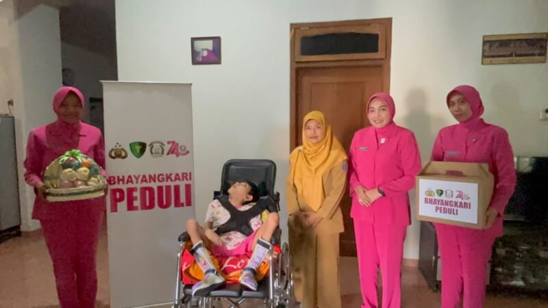 foto: Kapolres Tegal AKBP Bayu Prasatyo bersama Ketua Bhayangkari menyerahkan bantuan uang tunai dan paket sembako kepada warga penyandang disabilitas di Desa Pagerbarang, Kabupaten Tegal.