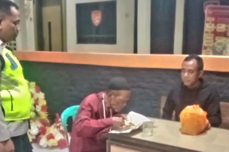 foto: Personel Polsek Adiwerna memberikan pertolongan kepada Kodirin, warga yang ditemukan terlantar di Desa Pesarean, Kecamatan Adiwerna, Kabupaten Tegal, sebelum diserahkan ke Rumah Singgah Dinas Sosial Kabupaten Tegal.
