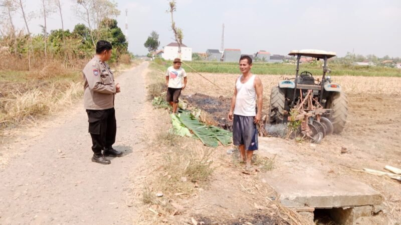 Personel Polsek Pangkah Polres Tegal melakukan pemantauan lahan sekaligus memberikan imbauan kepada masyarakat sebagai langkah pencegahan kebakaran hutan dan lahan di Kecamatan Pangkah, Kabupaten Tegal.