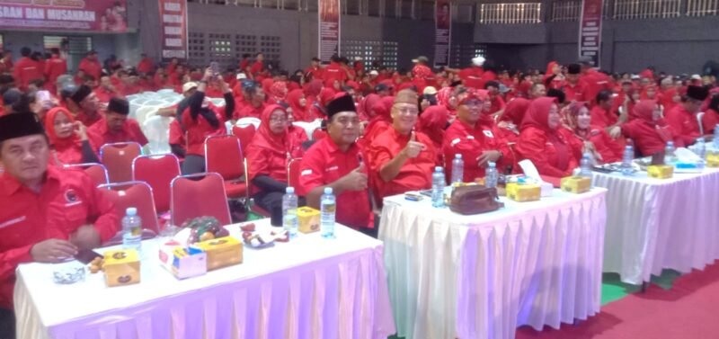 Foto: Ketua DPC PDI Perjuangan Kota Tegal H. Edy Suripno, SH, MH, saat menghadiri Musyawarah Ranting (Musran) dan Musyawarah Anak Cabang (Musancab) sekaligus pelantikan pengurus ranting dan anak ranting di GOR Tegal Selatan, Minggu (20/9/2026).