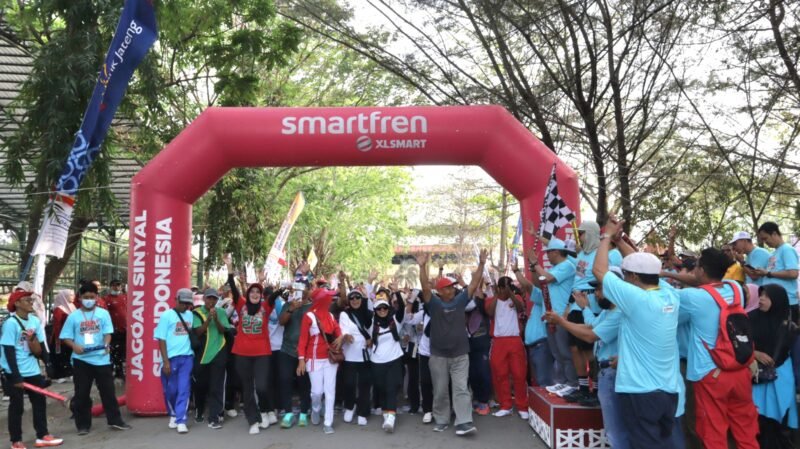 Puncak HUT PMI ke-81 Kabupaten Brebes diisi Fun Walk, penyaluran bantuan sosial dan alat bantu disabilitas, donor darah massal, serta penghargaan bagi pendonor sukarela.
