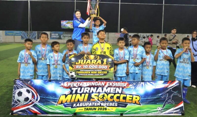 foto: Bupati Brebes Hj. Paramitha Widya Kusuma bersama para peserta Pertandingan Eksibisi Mini Soccer Piala Bupati Brebes 2026 dalam rangka Haornas ke-43 di Lapangan AR Mini Soccer, Limbangan Wetan.