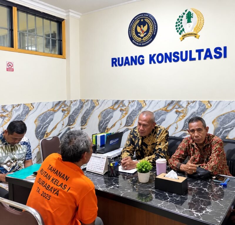 Rutan Kelas I Surabaya bersama LBH LACAK melaksanakan layanan konsultasi hukum bagi tahanan sebagai bagian dari kolaborasi Pos Bantuan Hukum Pemasyarakatan.