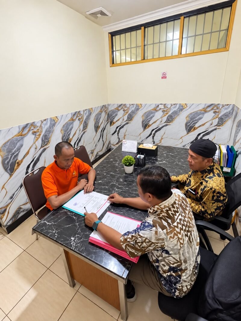 Pelaksanaan konsultasi bantuan hukum antara tahanan dan pihak pemberi layanan di ruang konsultasi Rutan Kelas I Surabaya sebagai bagian dari kerja sama Pos Bantuan Hukum Pemasyarakatan.