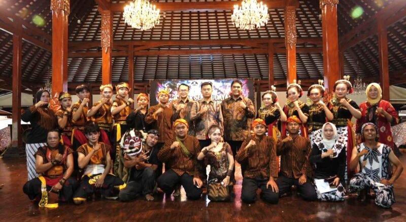 Bupati Tegal Ischak Maulana Rohman saat menghadiri Gelar Seni Budaya Kabupaten Tegal di Anjungan Provinsi Jawa Tengah, TMII, Jakarta.