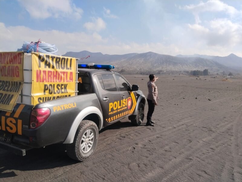 Keterangan Foto:
Personel Polsek Sukapura Polres Probolinggo melakukan patroli dan pemantauan di kawasan Lautan Pasir Gunung Bromo, Dusun Cemoro Lawang, Desa Ngadisari, Kecamatan Sukapura, untuk mencegah karhutla dan menjaga keamanan wisatawan.