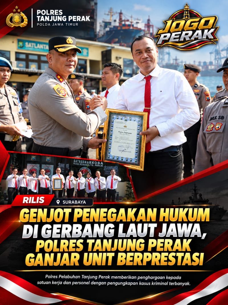 Keterangan Foto: Kapolres Pelabuhan Tanjung Perak AKBP Irwan Kurniawan AZ menyerahkan penghargaan kepada personel berprestasi dalam pengungkapan kasus kriminal di Mapolres Pelabuhan Tanjung Perak, Surabaya.