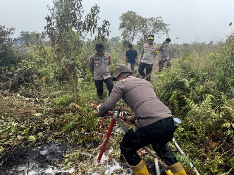 Keterangan foto:Petugas Polda Jambi melakukan penanganan kebakaran hutan dan lahan (karhutla) di kawasan Taman Nasional Berbak dengan menggunakan cairan X-Fire sebanyak 1.400 liter untuk mempercepat pemadaman dan mencegah meluasnya api.