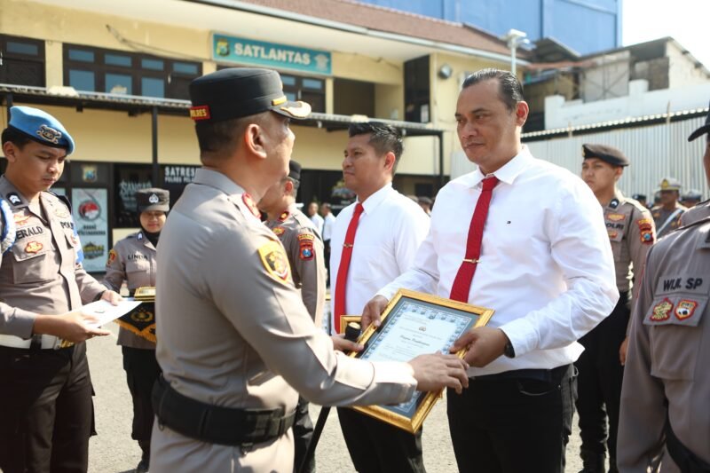 Foto: Kapolres Pelabuhan Tanjung Perak AKBP Irwan Kurniawan memberikan penghargaan kepada 12 personel berprestasi atas dedikasi dalam menjaga kamtibmas, penegakan hukum, pengungkapan narkoba, dan prestasi olahraga di Surabaya, Selasa (22/9/2026).