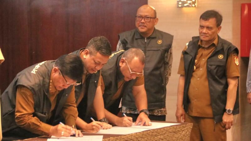 Foto: Wali Kota Tegal Dedy Yon Supriyono bersama para kepala daerah se-Jawa Tengah menandatangani komitmen pencegahan dan percepatan penurunan stunting dalam Rakortek Regional Jawa, Bali dan Nusa Tenggara Tahun 2026 di Hotel Novotel Semarang, Selasa (22/9/2026).