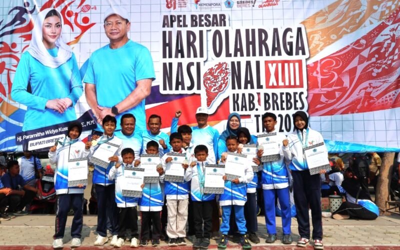 Foto: Ribuan pelajar, guru, jajaran OPD dan Forkopimda Kabupaten Brebes mengikuti senam bersama dalam rangka memperingati Haornas ke-43 Tahun 2026 di Lapangan Mini GOR Sasana Krida Adhi Karsa Brebes, Selasa (22/09/2026).