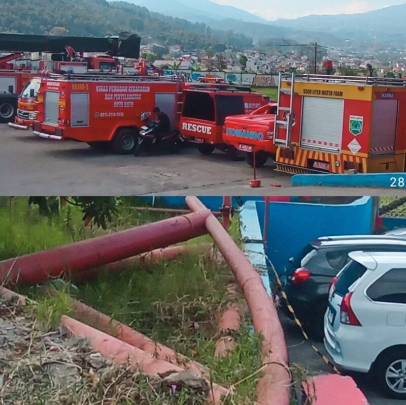Foto Hanggar Damkarmat Kota Batu yang kondisinya diterjang angin kencang.