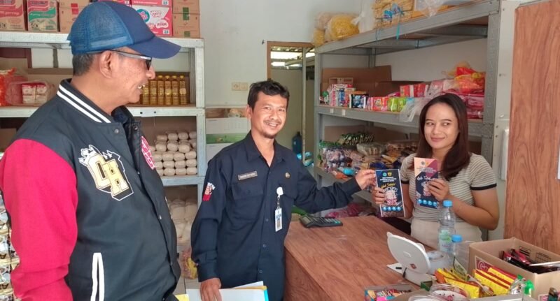 Foto: Petugas Dinkominfotik Kabupaten Brebes memberikan edukasi tentang ciri-ciri dan pencegahan peredaran rokok ilegal kepada pedagang warung dan toko kelontong di Kecamatan Salem, Selasa (22/9/2026).