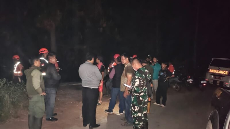 Petugas Polsek Bojong bersama TNI, relawan, dan warga melakukan pemadaman kebakaran lahan pinus di Dukuh Karanganyar, Desa Rembul, Kecamatan Bojong, Kabupaten Tegal.