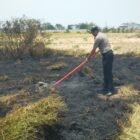 foto: Petugas gabungan melakukan pemadaman kebakaran lahan di pinggir Tol Pejagan-Pemalang KM 271+200 B wilayah perbatasan Tegal-Brebes.