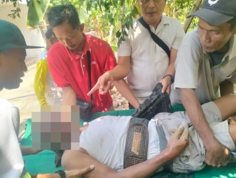 Foto: Personel Polsek Dukuhturi bersama petugas terkait melakukan pengecekan tempat kejadian perkara (TKP) setelah seorang warga meninggal dunia akibat terjatuh dari pohon jeruk di Desa Kepandean, Kecamatan Dukuhturi, Kabupaten Tegal.