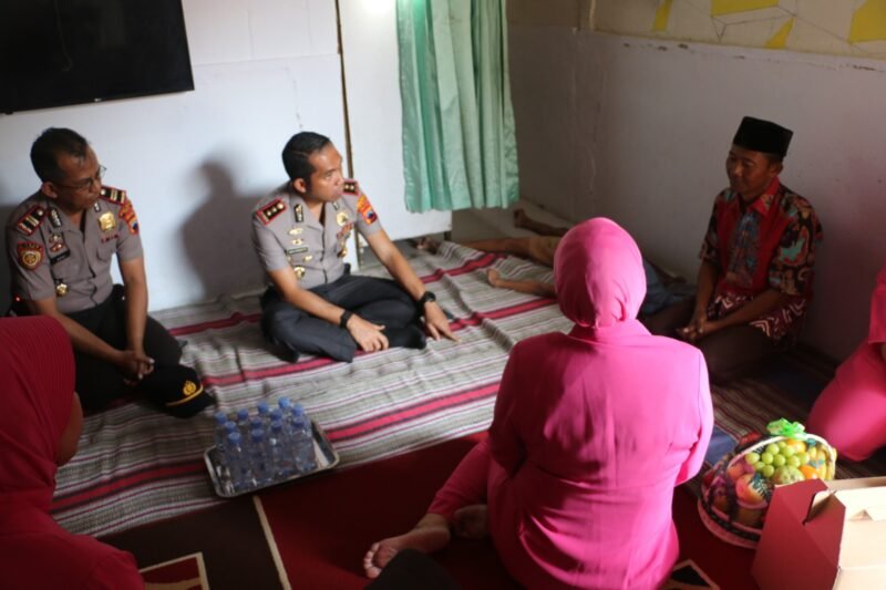 Personel Polres Tegal menyerahkan bantuan sosial kepada warga penyandang disabilitas sebagai bentuk kepedulian dan perhatian Polri terhadap masyarakat.