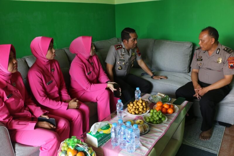 Kapolres Tegal AKBP Bayu Prasatyo bersama Ketua Bhayangkari Polres Tegal menyerahkan bantuan uang tunai dan paket sembako kepada warga penyandang disabilitas di Desa Pagerbarang, Kecamatan Pagerbarang, Kabupaten Tegal.