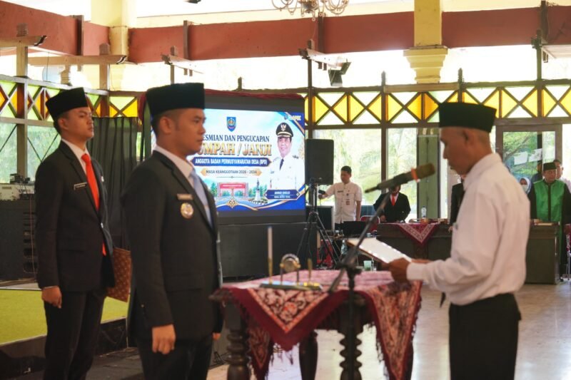 foto: Bupati Tegal Ischak Maulana Rohman mengambil sumpah/janji 400 anggota BPD dari 60 desa dalam pelantikan masa keanggotaan 2026-2034 di Pendopo Amangkurat, Kabupaten Tegal, Selasa (22/09/2026).