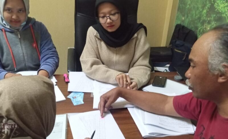 Foto ist: Warga dusun Gerdu desa Tulungrejo Batu penandatanganan akte hibah di Kantor Notaris didampingi Kades Suliono dan Yulio Tambi (Rambing)