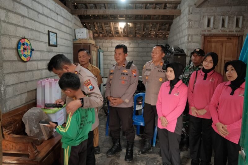 Polres Kediri Sambangi Marfel, Bocah Kelas 5 SD yang Berjuang Rawat Ibunya