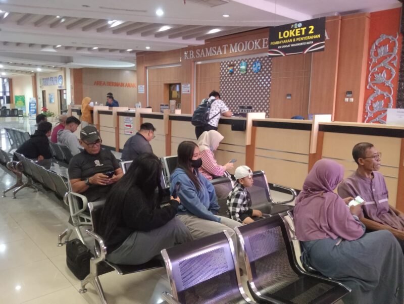Foto: Warga Jetis mengapresiasi pelayanan Samsat Mojokerto Kota yang dinilai cepat, mudah, transparan, dan ramah saat mengurus pembayaran Pajak Kendaraan Bermotor (PKB).