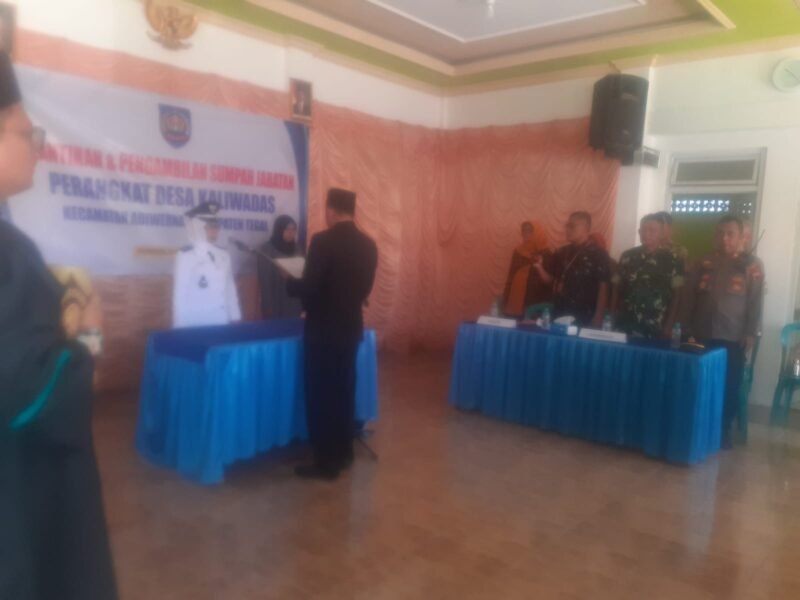 foto: Kades Kaliwadas bersama jajaran terkait saat prosesi pelantikan Bayu Bagus Saputra sebagai Kasi Kesejahteraan Desa Kaliwadas.