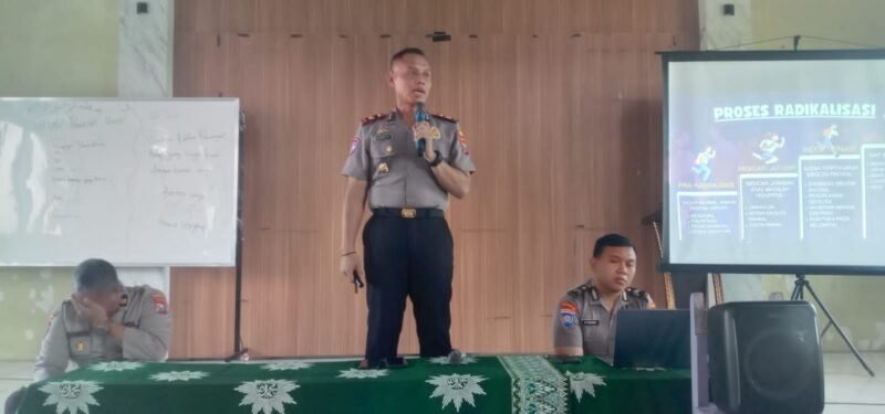 Foto: Polresta Sidoarjo memberikan edukasi hukum kepada para pelajar melalui program masuk sekolah sebagai upaya mencegah kenakalan remaja, perundungan, pelecehan seksual, dan paham radikalisme.