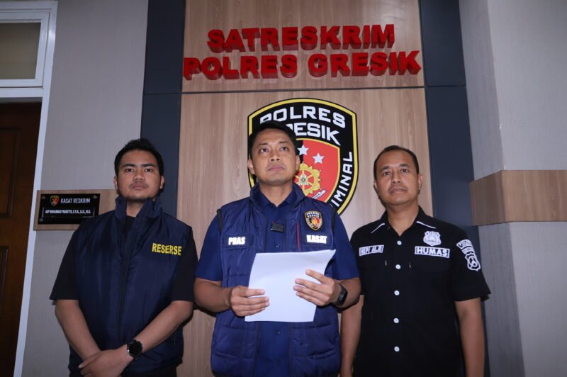 Petugas Polres Gresik mengamankan dua terduga pelaku curanmor beserta barang bukti sepeda motor Honda Scoopy hasil pencurian di Rest Area Wahas.