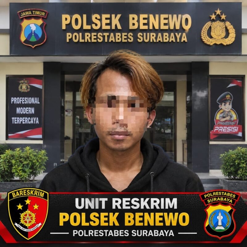 Petugas Polsek Benowo mengamankan barang bukti dalam kasus pembobolan Toko Griya Servis Handphone di Jalan Raya Kendung, Sememi, Surabaya. Satu pelaku diamankan, sementara sejumlah pelaku lain masih dalam pencarian.