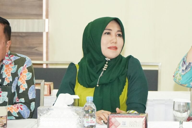 Keterangan Foto: Anggota DPD RI asal Jawa Timur, Dr. Lia Istifhama (Ning Lia), saat menyampaikan kronologi persoalan hukum yang melibatkan ibundanya, Hj. Aisyah, terkait sengketa aset dan akta perjanjian di Surabaya.