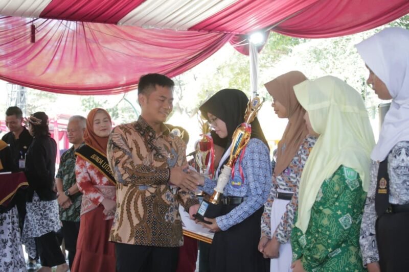 Bupati Tegal Dorong Gerakan Satu Hari Satu Sekolah Berkunjung ke Perpustakaan